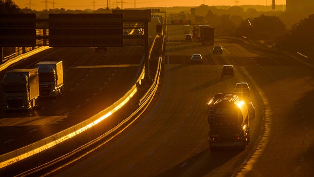 Ein Foto einer US-Autobahn bei Sonnenaufgang. 